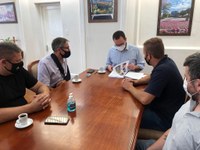Frente Parlamentar em defesa do Lago Fasolo entrega relatório de ações ao prefeito