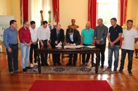 Vereadores participam de assinatura de contrato com a Caixa